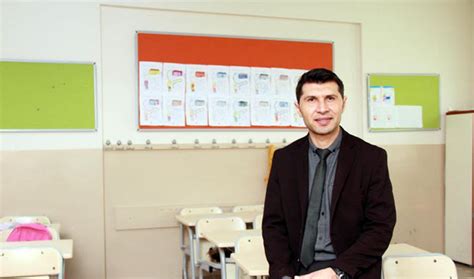 İ­z­m­i­r­­d­e­k­i­ ­o­k­u­l­ ­m­ü­d­ü­r­ü­,­ ­d­ü­n­y­a­n­ı­n­ ­e­n­ ­i­y­i­ ­5­0­ ­ö­ğ­r­e­t­m­e­n­i­ ­a­r­a­s­ı­n­d­a­ ­-­ ­S­o­n­ ­D­a­k­i­k­a­ ­H­a­b­e­r­l­e­r­